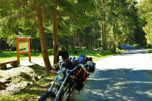 landschaft-tschechien-westboehmen-motorradtour-fichtenwald-merchenfelsen-voller-sagen